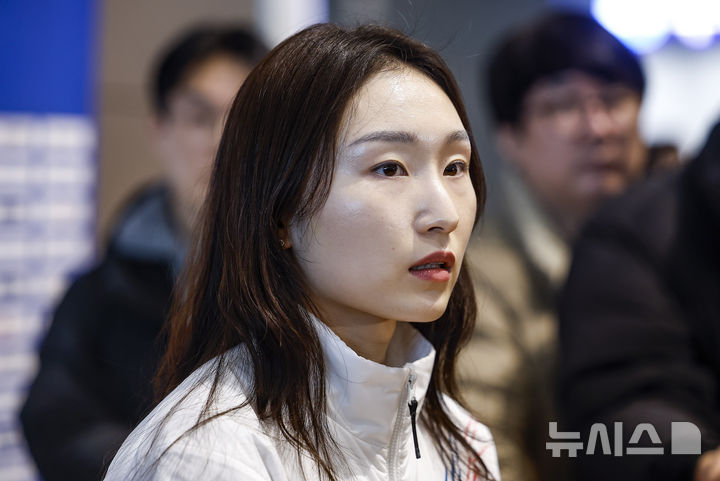 [인천공항=뉴시스] 정병혁 기자 = 2026 밀라노·코르티나담페초 동계올림픽에 출전하는 최민정이 30일 인천국제공항 제2터미널을 통해 출국하기에 앞서 취재진 질문에 답하고 있다. 2026.01.30. jhope@newsis.com