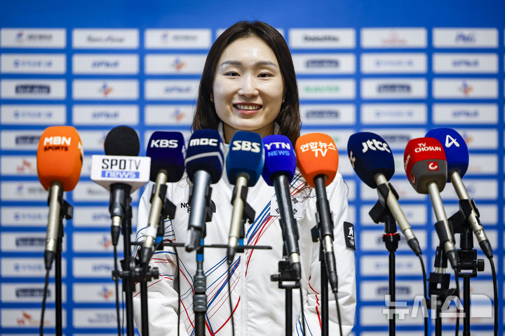 [인천공항=뉴시스] 정병혁 기자 = 2026 밀라노·코르티나담페초 동계올림픽에 출전하는 최민정이 30일 인천국제공항 제2터미널을 통해 출국하기에 앞서 취재진 질문에 답하고 있다. 2026.01.30. jhope@newsis.com