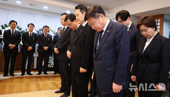 [서울=뉴시스] 사진공동취재단 = 국민의힘 장동혁 대표와 송언석 원내대표 등 지도부가 30일 오전 서울 종로구 서울대학교병원 장례식장에 마련된 고(故) 이해찬 전 국무총리의 빈소에서 조문하고 있다. 2026.01.30. photo@newsis.com