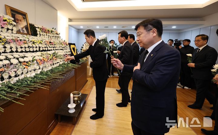 [서울=뉴시스] 사진공동취재단 = 국민의힘 장동혁 대표와 송언석 원내대표 등 지도부가 30일 오전 서울 종로구 서울대학교병원 장례식장에 마련된 고(故) 이해찬 전 국무총리의 빈소에서 조문하고 있다. 2026.01.30. photo@newsis.com