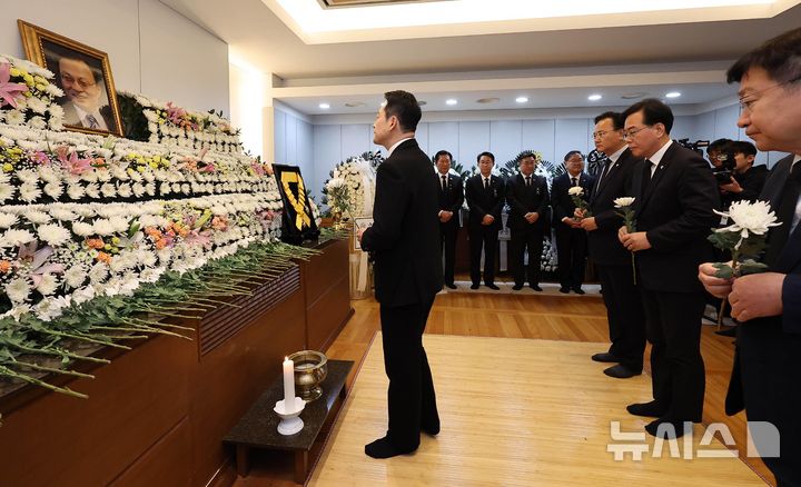 [서울=뉴시스] 사진공동취재단 = 국민의힘 장동혁 대표와 송언석 원내대표 등 지도부가 30일 오전 서울 종로구 서울대학교병원 장례식장에 마련된 고(故) 이해찬 전 국무총리의 빈소에서 조문하고 있다. 2026.01.30. photo@newsis.com