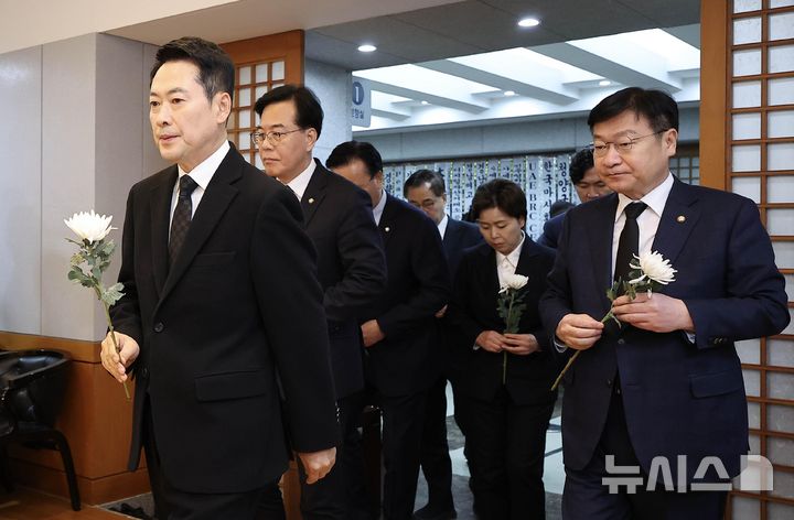 [서울=뉴시스] 사진공동취재단 = 국민의힘 장동혁 대표와 송언석 원내대표 등 지도부가 30일 오전 서울 종로구 서울대학교병원 장례식장에 마련된 고(故) 이해찬 전 국무총리의 빈소에서 조문하고 있다. 2026.01.30. photo@newsis.com