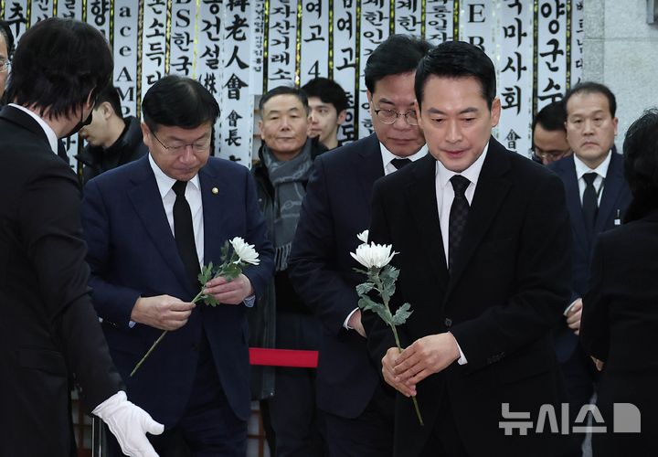 [서울=뉴시스] 사진공동취재단 = 국민의힘 장동혁 대표와 송언석 원내대표 등 지도부가 30일 오전 서울 종로구 서울대학교병원 장례식장에 마련된 고(故) 이해찬 전 국무총리의 빈소에서 조문하고 있다. 2026.01.30. photo@newsis.com