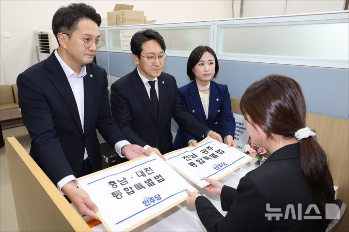 [서울=뉴시스] 조성봉 기자 = 전용기(왼쪽부터) 원내소통수석부대표, 천준호 원내운영수석부대표, 백승아 원내대변인이 30일 서울 여의도 국회 의안과에서 '충남대전통합특별법안 · 전남광주통합특별법안'을 제출하고 있다. (공동취재) 2026.01.30. photo@newsis.com