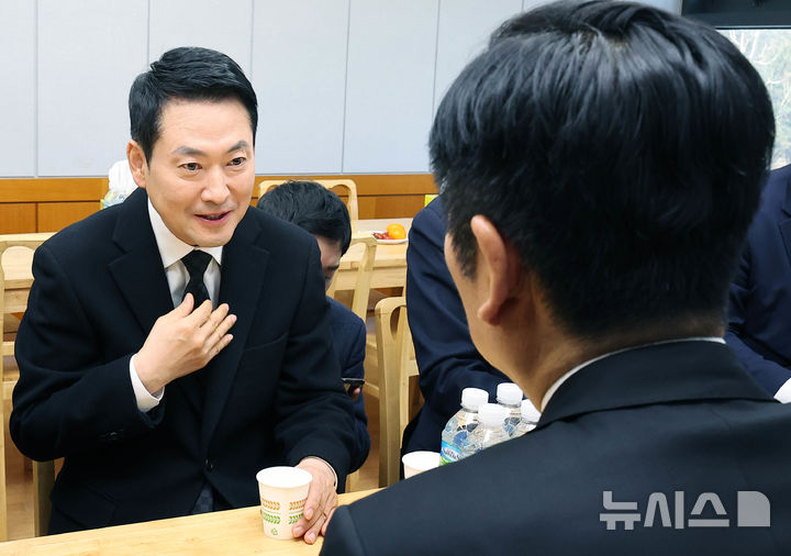 [서울=뉴시스] 사진공동취재단 = 장동혁 국민의힘 대표가 30일 오전 서울 종로구 서울대학교병원 장례식장에 마련된 고(故) 이해찬 전 국무총리의 빈소에서 조문을 한 뒤 정청래 더불어민주당 대표와 대화하고 있다. 2026.01.30. photo@newsis.com