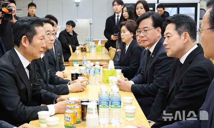 [서울=뉴시스] 사진공동취재단 = 장동혁 국민의힘 장동혁 대표가 30일 오전 서울 종로구 서울대학교병원 장례식장에 마련된 고(故) 이해찬 전 국무총리의 빈소를 찾아 조문한 뒤 정청래 더불어민주당 대표와 대화하고 있다. 2026.01.30. photo@newsis.com