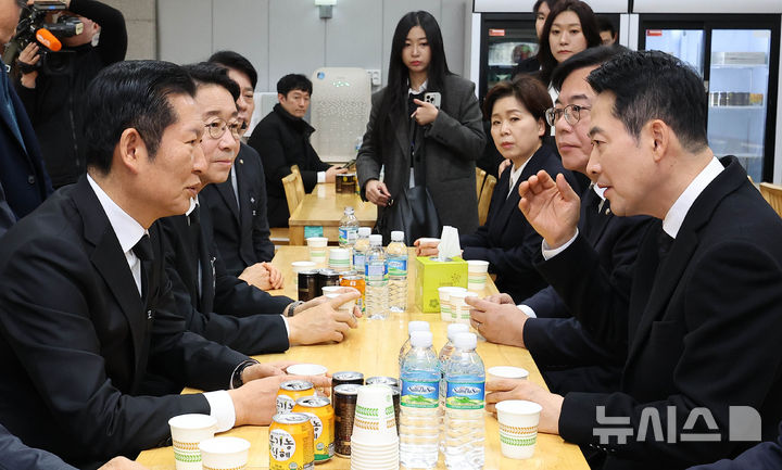 [서울=뉴시스] 사진공동취재단 = 장동혁 국민의힘 장동혁 대표가 30일 오전 서울 종로구 서울대학교병원 장례식장에 마련된 고(故) 이해찬 전 국무총리의 빈소를 찾아 조문한 뒤 정청래 더불어민주당 대표와 대화하고 있다. 2026.01.30. photo@newsis.com