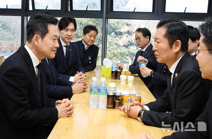 [서울=뉴시스] 사진공동취재단 = 장동혁 국민의힘 장동혁 대표가 30일 오전 서울 종로구 서울대학교병원 장례식장에 마련된 고(故) 이해찬 전 국무총리의 빈소를 찾아 조문한 뒤 정청래 더불어민주당 대표와 대화하고 있다. 2026.01.30. photo@newsis.com