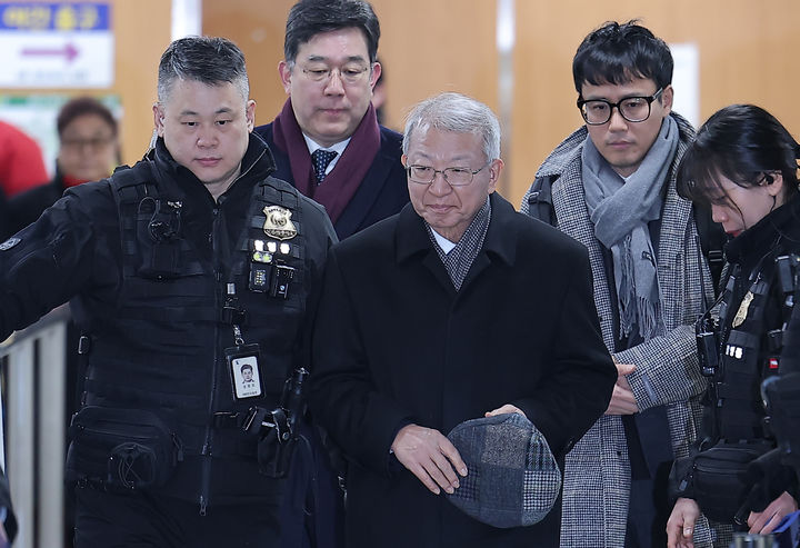 [서울=뉴시스] 최진석 기자 = '사법농단' 의혹을 받는 양승태 전 대법원장이 30일 서울 서초구 서울고등법원에서 열린 직권남용 권리 행사 방해 혐의 2심 선고 공판에 출석하고 있다. (공동취재) 2026.01.30. photo@newsis.com *재판매 및 DB 금지