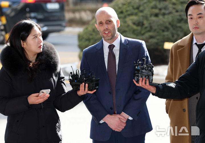 [서울=뉴시스] 이영환 기자 = 해롤드 로저스 쿠팡 한국법인 임시대표가 30일 오후 서울경찰청 쿠팡 수사 종합 태스크포스(TF)에서 진행되는 소환조사에 피고발인 신분으로 출석하며 발언을 하고 있다. 2026.01.30. 20hwan@newsis.com