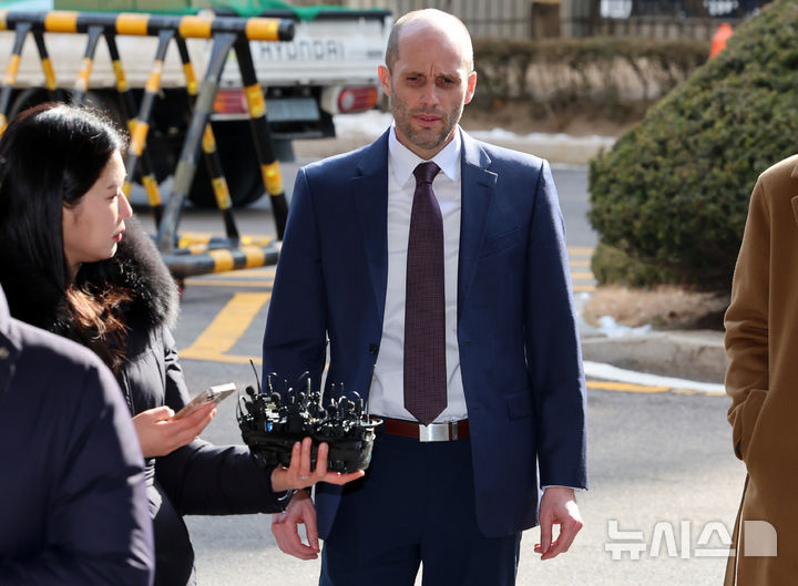 [서울=뉴시스] 이영환 기자 = 해롤드 로저스 쿠팡 한국법인 임시대표가 30일 오후 서울경찰청 쿠팡 수사 종합 태스크포스(TF)에서 진행되는 소환조사에 피고발인 신분으로 출석하고 있다. 2026.01.30. 20hwan@newsis.com