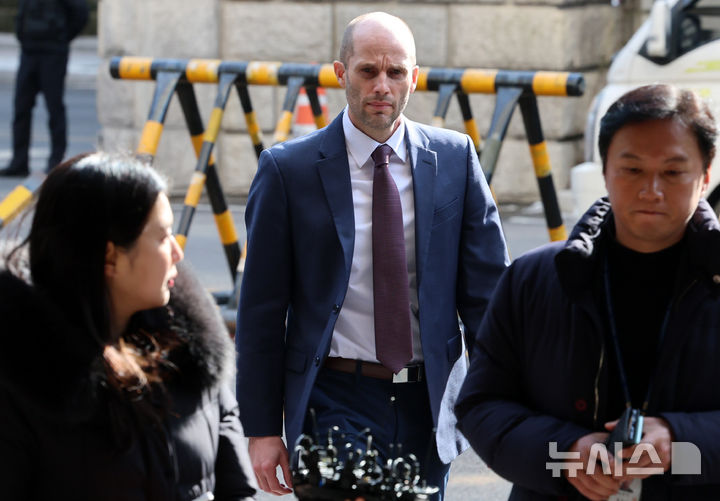 [서울=뉴시스] 이영환 기자 = 해롤드 로저스 쿠팡 한국법인 임시대표가 30일 오후 서울경찰청 쿠팡 수사 종합 태스크포스(TF)에서 진행되는 소환조사에 피고발인 신분으로 출석하고 있다. 2026.01.30. 20hwan@newsis.com