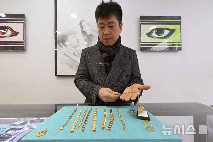 [광주=뉴시스] 이영주 기자 = 연일 금값이 치솟으면서 전국적으로 가짜금에 대한 경각심이 높아지는 가운데 30일 오후 광주 동구 귀금속거리 한 금은방에서 이영관 (사)광주기금속보석기술협회장이 진품 금 제품을 들어보이고 있다. 2026.01.30. leeyj2578@newsis.com