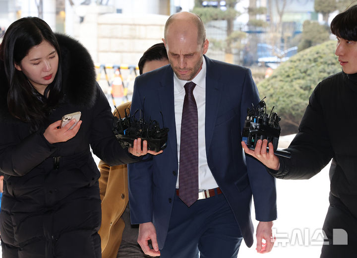 [서울=뉴시스] 이영환 기자 = 해롤드 로저스 쿠팡 한국법인 임시대표가 30일 오후 서울경찰청 쿠팡 수사 종합 태스크포스(TF)에서 진행되는 소환조사에 피고발인 신분으로 출석하고 있다. 2026.01.30. 20hwan@newsis.com