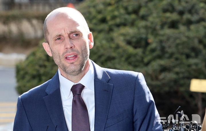 경찰, 로저스 쿠팡 대표 3시간째 경찰 조사…증거인멸 추궁