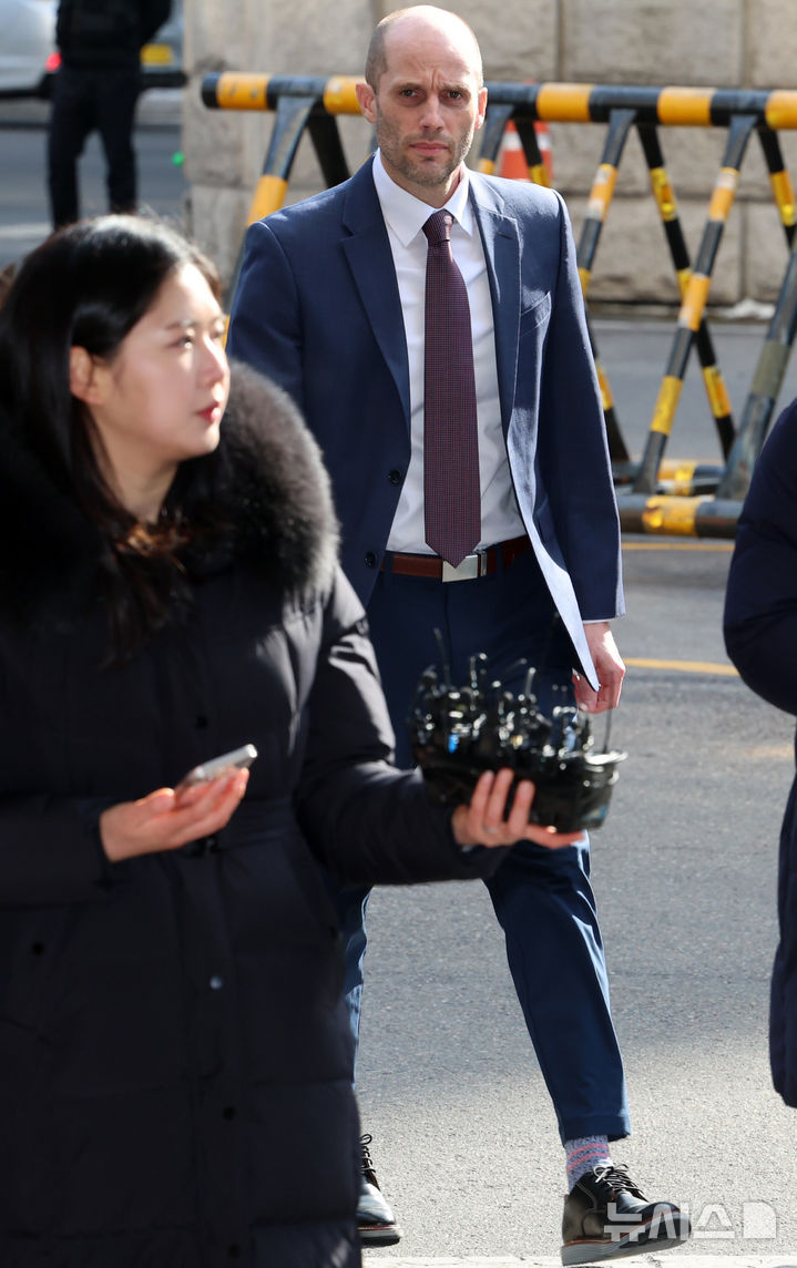 [서울=뉴시스] 이영환 기자 = 해롤드 로저스 쿠팡 한국법인 임시대표가 30일 오후 서울경찰청 쿠팡 수사 종합 태스크포스(TF)에서 진행되는 소환조사에 피고발인 신분으로 출석하고 있다. 2026.01.30. 20hwan@newsis.com