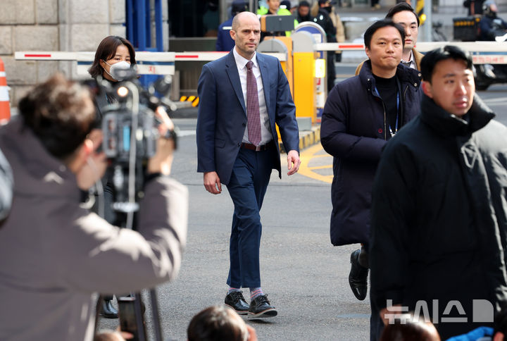 [서울=뉴시스] 이영환 기자 = 해롤드 로저스 쿠팡 한국법인 임시대표가 30일 오후 서울경찰청 쿠팡 수사 종합 태스크포스(TF)에서 진행되는 소환조사에 피고발인 신분으로 출석하고 있다. 2026.01.30. 20hwan@newsis.com
