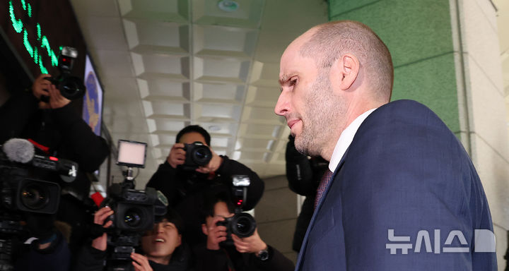 [서울=뉴시스] 이영환 기자 = 해롤드 로저스 쿠팡 한국법인 임시대표가 30일 오후 서울경찰청 쿠팡 수사 종합 태스크포스(TF)에서 진행되는 소환조사에 피고발인 신분으로 출석하고 있다. 2026.01.30. 20hwan@newsis.com