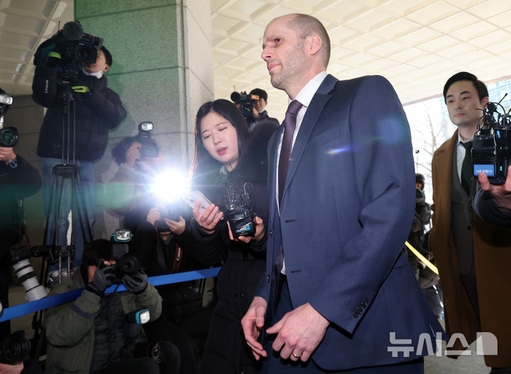 [서울=뉴시스] 이영환 기자 = 해롤드 로저스 쿠팡 한국법인 임시대표가 30일 오후 서울경찰청 쿠팡 수사 종합 태스크포스(TF)에서 진행되는 소환조사에 피고발인 신분으로 출석하고 있다. 2026.01.30. 20hwan@newsis.com