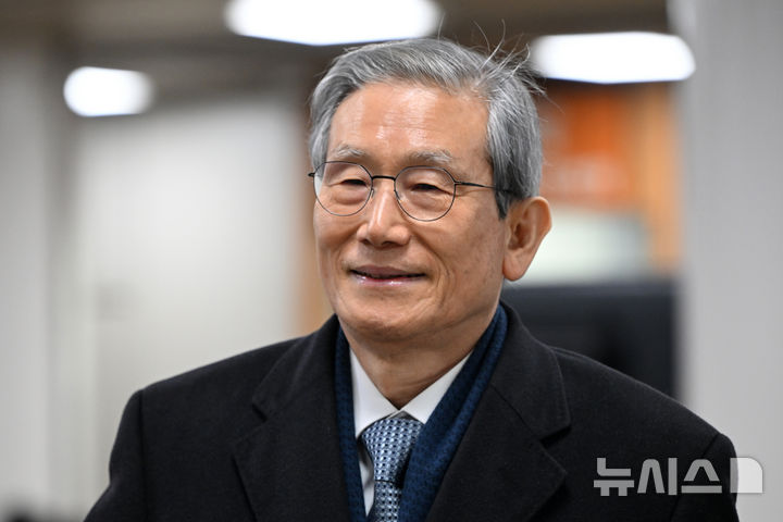 [서울=뉴시스] 최진석 기자 = 고영한 전 대법관이 30일 서울 서초구 서울고등법원에서 열린 2심 선고 공판에 출석하고 있다. (공동취재) 2026.01.30. photo@newsis.com *재판매 및 DB 금지