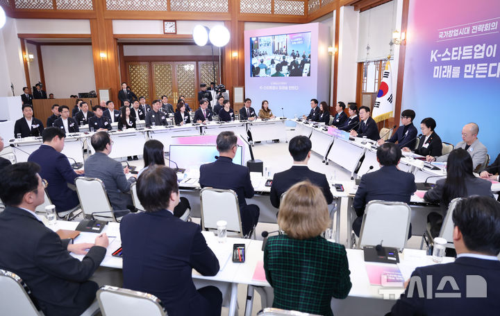 [서울=뉴시스] 고범준 기자 = 이재명 대통령이 지난달 30일 청와대에서 열린 국가창업시대 전략회의 'K-스타트업이 미래를 만든다'에서 발언하고 있다. (청와대통신사진기자단) 2026.02.12. bjko@newsis.com