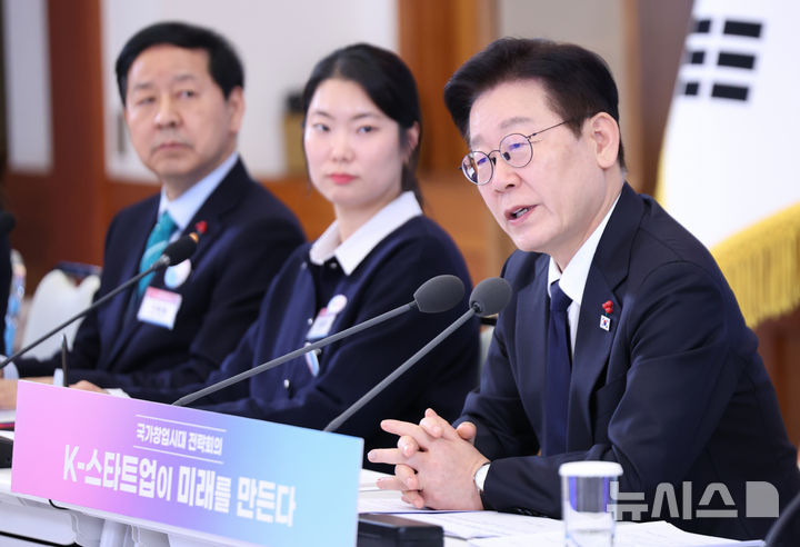 이 대통령 "고용 일자리 한계 있어…이제 창업 사회로 가야"