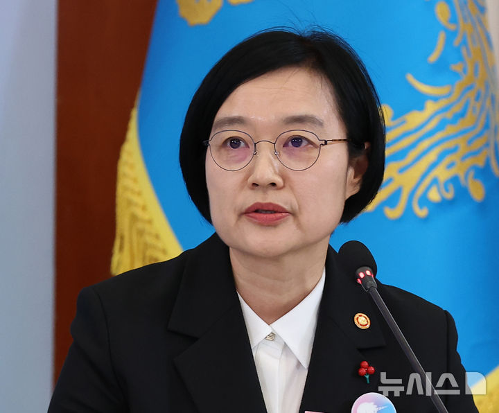 [서울=뉴시스] 고범준 기자 = 한성숙 중소벤처기업부 장관이 지난 30일 청와대에서 열린 국가창업시대 전략회의 'K-스타트업이 미래를 만든다'에서 '모두의 창업 프로젝트'에 대해 발표하고 있다. (청와대통신사진기자단) 2026.02.01. bjko@newsis.com