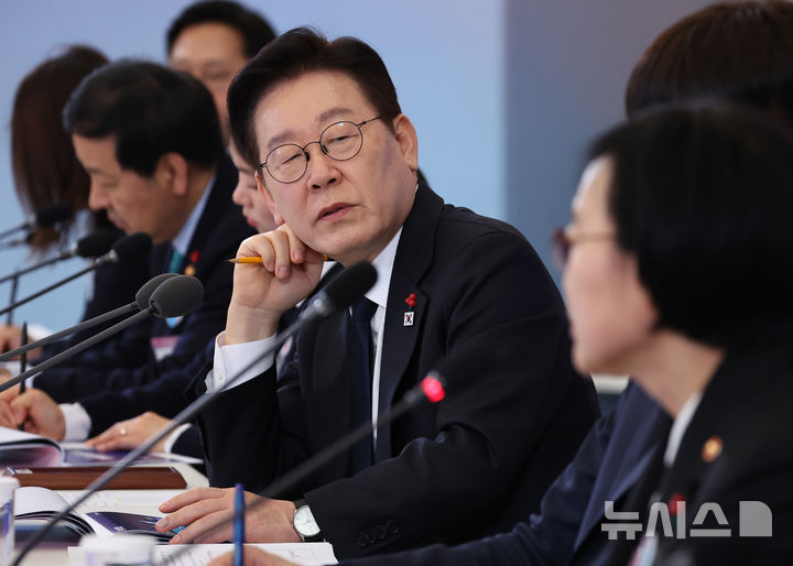 이 대통령 "종묘 앞 고층 개발은 되고, 태릉 옆 주택 공급은 안 되나"