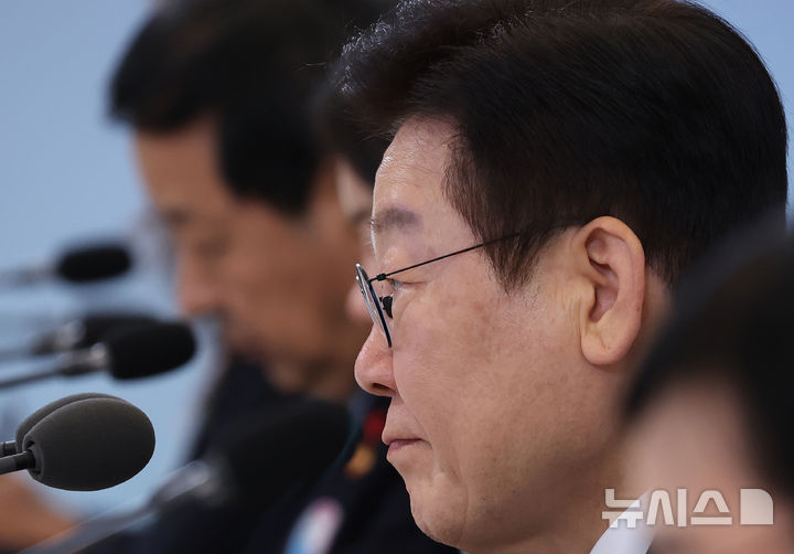 [서울=뉴시스] 고범준 기자 = 이재명 대통령이 30일 청와대에서 열린 국가창업시대 전략회의 'K-스타트업이 미래를 만든다'에서 참석자를 바라보고 있다. (청와대통신사진기자단) 2026.01.30. bjko@newsis.com