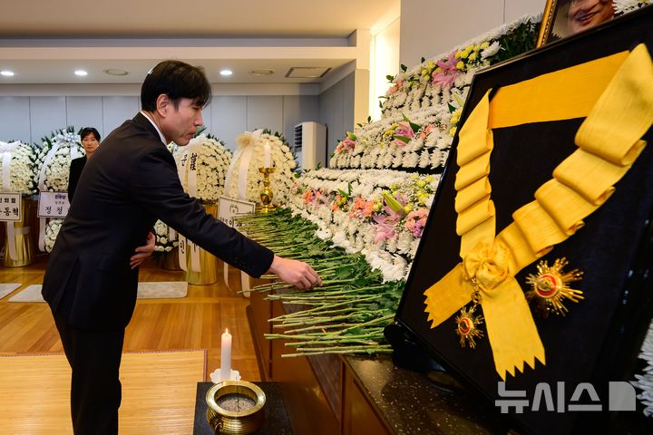 [서울=뉴시스] 사진공동취재단 = 하태경 보험연수원장이 30일 서울 종로구 서울대학교병원 장례식장에 마련된 고(故) 이해찬 전 국무총리의 빈소에서 조문하고 있다. 2026.01.30. photo@newsis.com