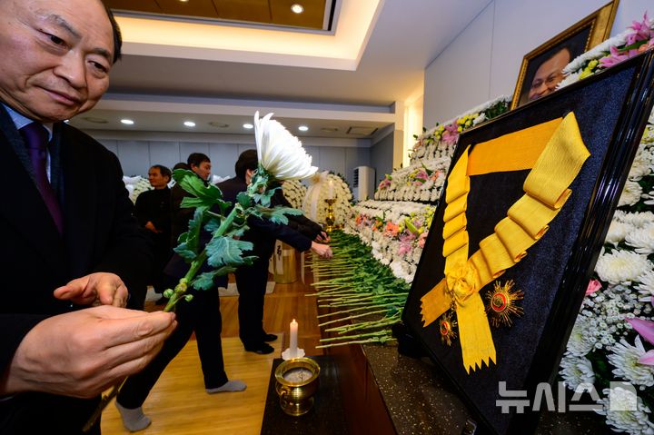 [서울=뉴시스] 사진공동취재단 = 30일 서울 종로구 서울대학교병원 장례식장에 마련된 고(故) 이해찬 전 국무총리의 빈소에서 시민들이 조문하고 있다. 2026.01.30. photo@newsis.com