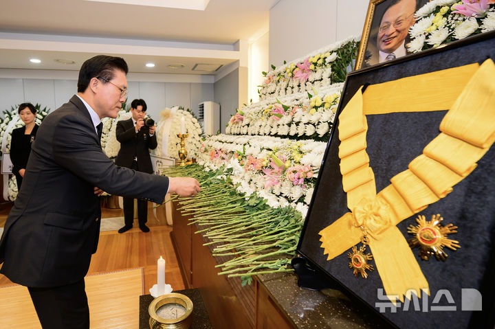 [서울=뉴시스] 사진공동취재단 = 송석준 국민의힘 의원이 30일 서울 종로구 서울대학교병원 장례식장에 마련된 고(故) 이해찬 전 국무총리의 빈소에서 조문하고 있다. 2026.01.30. photo@newsis.com