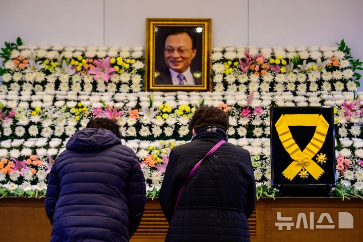 [서울=뉴시스] 사진공동취재단 = 30일 서울 종로구 서울대학교병원 장례식장에 마련된 고(故) 이해찬 전 국무총리의 빈소에서 시민들이 조문하고 있다. 2026.01.30. photo@newsis.com