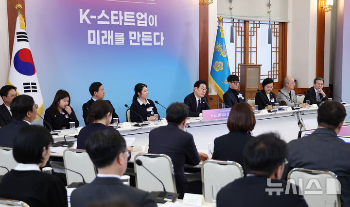 [서울=뉴시스] 고범준 기자 = 이재명 대통령이 30일 청와대에서 열린 국가창업시대 전략회의 'K-스타트업이 미래를 만든다'에서 참석자 발언을 듣고 있다. (청와대통신사진기자단) 2026.01.30. bjko@newsis.com