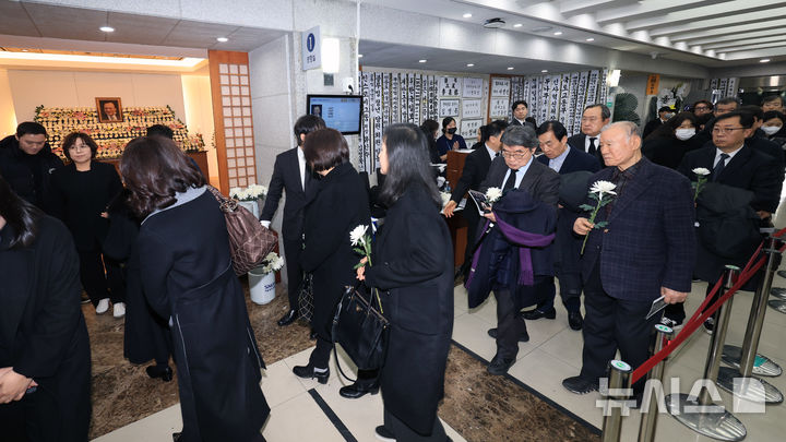 [서울=뉴시스] 사진공동취재단 = 30일 서울 종로구 서울대학교병원 장례식장에 마련된 고(故) 이해찬 전 국무총리의 빈소에서 시민들이 조문하기 위해 줄을 서고 있다. 2026.01.30. photo@newsis.com
