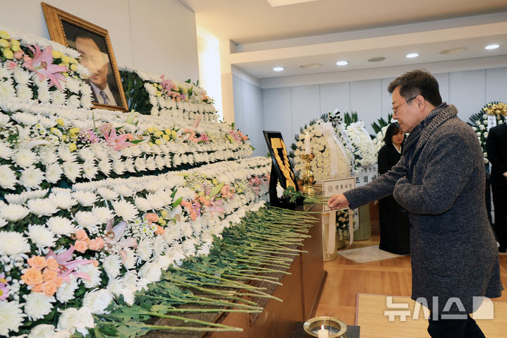 [서울=뉴시스] 사진공동취재단 = 배우 이기영이 30일 서울 종로구 서울대학교병원 장례식장에 마련된 고(故) 이해찬 전 국무총리의 빈소에서 조문하고 있다. 2026.01.30. photo@newsis.com