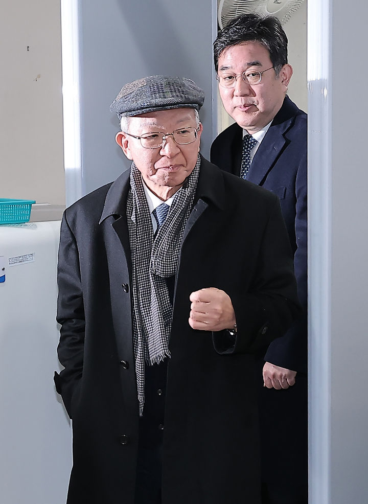 [서울=뉴시스] 최진석 기자 = 양승태 전 대법원장이 30일 서울 서초구 서울고등법원에서 열린 '사법농단 혐의' 2심 선고 공판에서 징역 6개월에 집행유예 1년을 선고 받은 후 법원 청사를 나서고 있다. (공동취재) 2026.01.30. photo@newsis.com *재판매 및 DB 금지