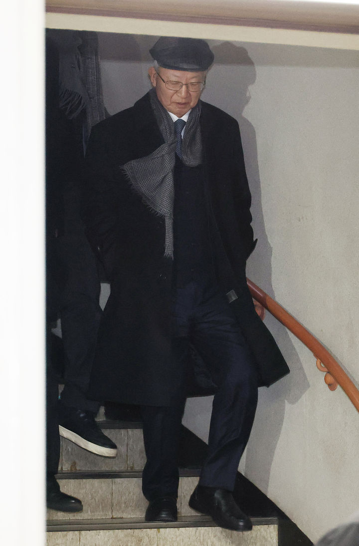 [서울=뉴시스] 최진석 기자 = 양승태 전 대법원장이 30일 서울 서초구 서울고등법원에서 열린 '사법농단 혐의' 2심 선고 공판에서 징역 6개월에 집행유예 1년을 선고 받은 후 법원 청사를 나서고 있다. (공동취재) 2026.01.30. photo@newsis.com *재판매 및 DB 금지