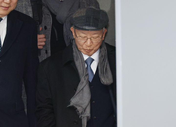 [서울=뉴시스] 최진석 기자 = 양승태 전 대법원장이 30일 서울 서초구 서울고등법원에서 열린 '사법농단 혐의' 2심 선고 공판에서 징역 6개월에 집행유예 1년을 선고 받은 후 법원 청사를 나서고 있다. (공동취재) 2026.01.30. photo@newsis.com *재판매 및 DB 금지