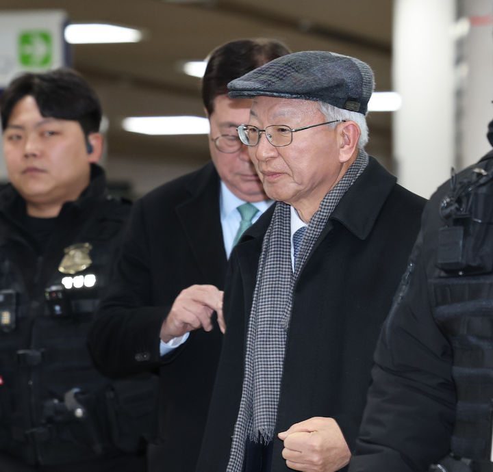 [서울=뉴시스] 최진석 기자 = 양승태 전 대법원장이 30일 서울 서초구 서울고등법원에서 열린 '사법농단 혐의' 2심 선고 공판에서 징역 6개월에 집행유예 1년을 선고 받은 후 법원 청사를 나서고 있다. (공동취재) 2026.01.30. photo@newsis.com *재판매 및 DB 금지