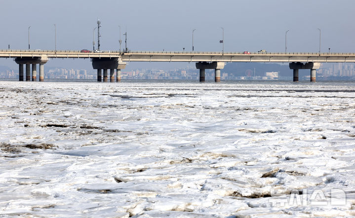 [인천=뉴시스] 전진환 기자 = 연일 강추위가 이어지는 30일 오후 인천 중구 영종동의 갯벌이 얼어붙어 있다. 2026.01.30. amin2@newsis.com
