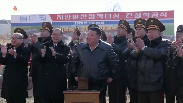 [서울=뉴시스] 북한 조선중앙TV가 지난 29일 김정은 국무위원장이 황해남도 은률군 지방발전정책대상건설 착공식에 참석했다고 30일 보도했다. (사진=조선중앙TV 캡처) 2026.01.30. photo@newsis.com *재판매 및 DB 금지