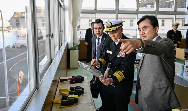 [서울=뉴시스] 안규백 국방부 장관이 30일 오후 일본 해상자위대 요코스카총감부에서 기지 브리핑을 받고 있다. (사진=국방부 제공) 2026.01.30. photo@newsis.com *재판매 및 DB 금지