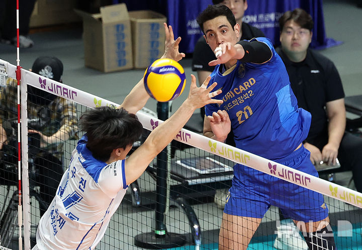 [서울=뉴시스] 이영환 기자 = 30일 오후 서울 중구 장충체육관에서 열린 2025-2026 V리그 우리카드 우리WON과 삼성화재 블루팡스의 경기, 우리카드 아라우조가 삼성화재 이우진의 블로킹을 피해 공격을 하고 있다. 2026.01.30. 20hwan@newsis.com