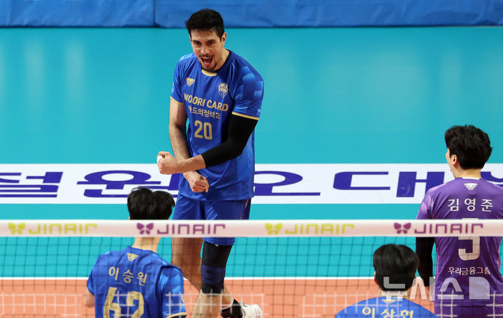 [서울=뉴시스] 이영환 기자 = 30일 오후 서울 중구 장충체육관에서 열린 2025-2026 V리그 우리카드 우리WON과 삼성화재 블루팡스의 경기, 우리카드 아라우조가 서브 득점을 올린 후 기뻐하고 있다. 2026.01.30. 20hwan@newsis.com