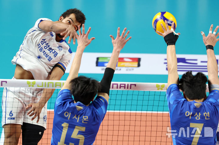[서울=뉴시스] 이영환 기자 = 30일 오후 서울 중구 장충체육관에서 열린 2025-2026 V리그 우리카드 우리WON과 삼성화재 블루팡스의 경기, 삼성화재 아히가 우리카드 이시몬과 이상현의 블로킹을 피해 공격을 하고 있다. 2026.01.30. 20hwan@newsis.com