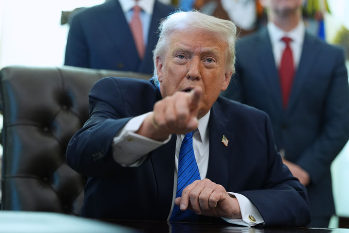 [워싱턴=AP/뉴시스]도널드 트럼프 미국 대통령이 30일(현지 시간) 백악관 집무실에서 발언하고 있다. 2026.01.31.