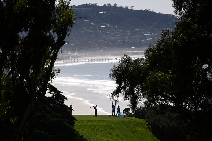 [샌디에이고=AP/뉴시스] 김시우가 30일(현지 시간) 미 캘리포니아주 샌디에이고의 토리파인스 골프코스 노스코스에서 열린 미국프로골프(PGA) 투어 파머스 인슈어런스오픈 2라운드 16번 홀에서 티샷하고 있다. 첫날 공동 23위였던 김시우는 중간 합계 10언더파 134타 단독 5위로 올라섰다. 2026.01.31.