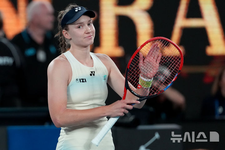 [멜버른=AP/뉴시스] 엘레나 리바키나(5위·카자흐스탄)가 31일(한국 시간) 호주 멜버른에서 열린 2026 호주오픈 여자 단식 결승에서 아리나 사발렌카(1위·벨라루스)를 상대로 승리를 거둔 뒤 기뻐하고 있다. 2026.01.31.