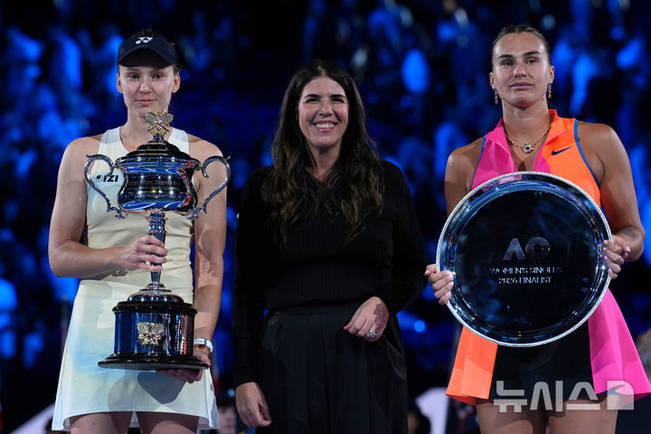 [멜버른=AP/뉴시스] 엘레나 리바키나(5위·카자흐스탄·왼쪽)가 31일(한국 시간) 호주 멜버른에서 열린 2026 호주오픈 여자 단식 결승에서 아리나 사발렌카(1위·벨라루스)를 꺾고 우승을 차지했다. 2026.01.31.